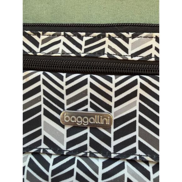 Baggallini Black White Chevron  Wristlet Bag Travel Organizer - Picture 2 of 7